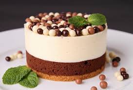 Rico pastel de chocolate , vainilla y una bolitas de chocolate rellenas de mani